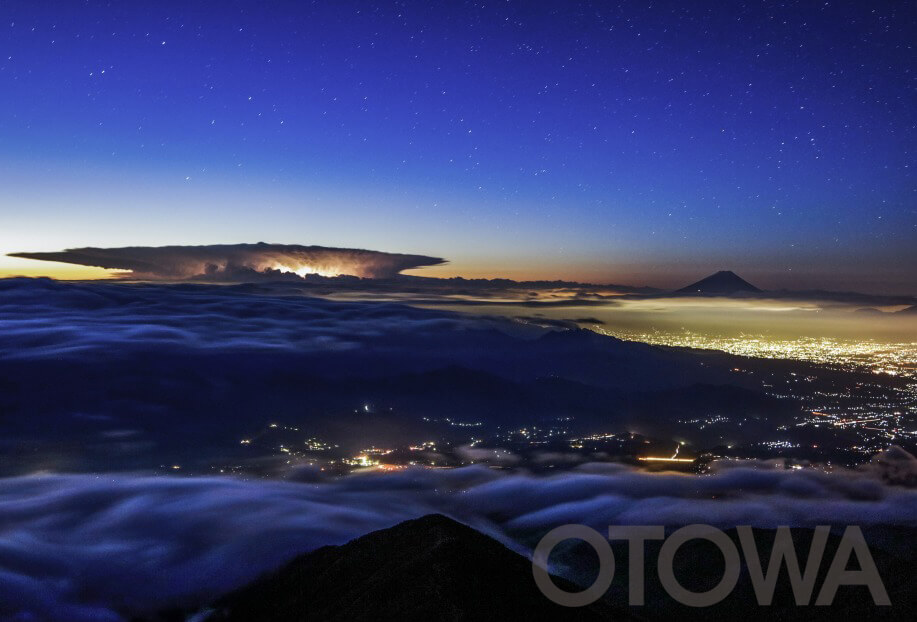 The 16th 雷写真コンテスト受賞作品 Silver Prize -A luminous anvil cloud-